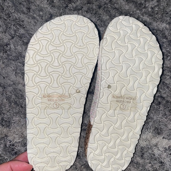 Brand New Girls Sparkly Glitter Buckle Sandals - Picture 3 of 5